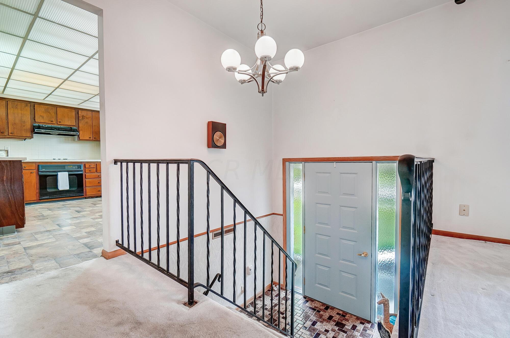6318 Karl Road Columbus, OH 43229 - Photo 6 of 43 Foyer
