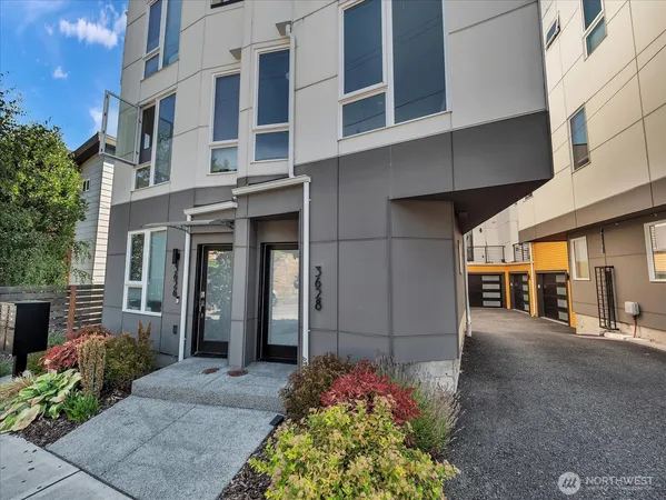 $524,900 | 3628 14th Avenue South, Seattle, WA 98144