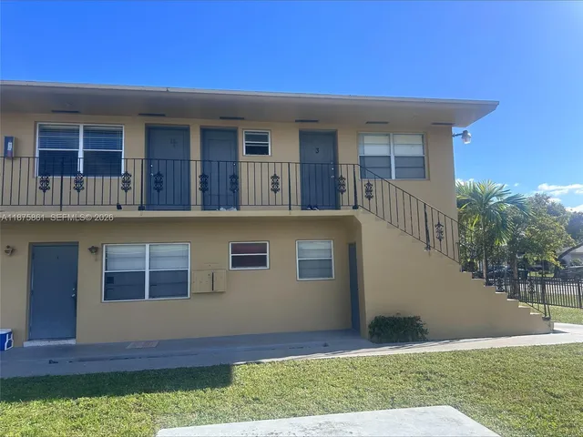 a view of front of house with yard