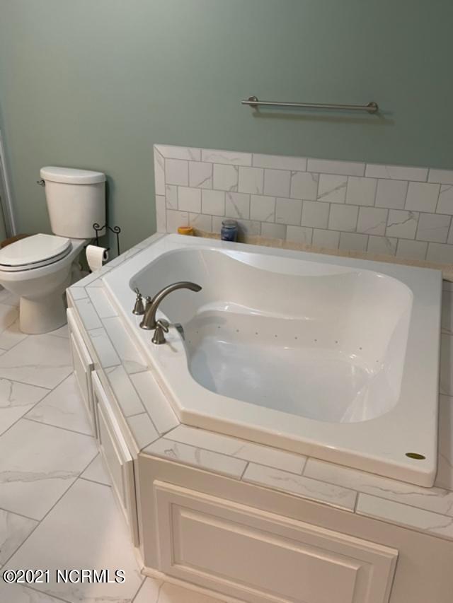 1104 Raleigh Rd Parkway West Wilson, NC 27896 - Photo 37 of 51 Master Bath Tub
