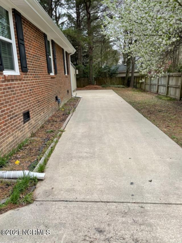 1104 Raleigh Rd Parkway West Wilson, NC 27896 - Photo 5 of 51 Side Driveway
