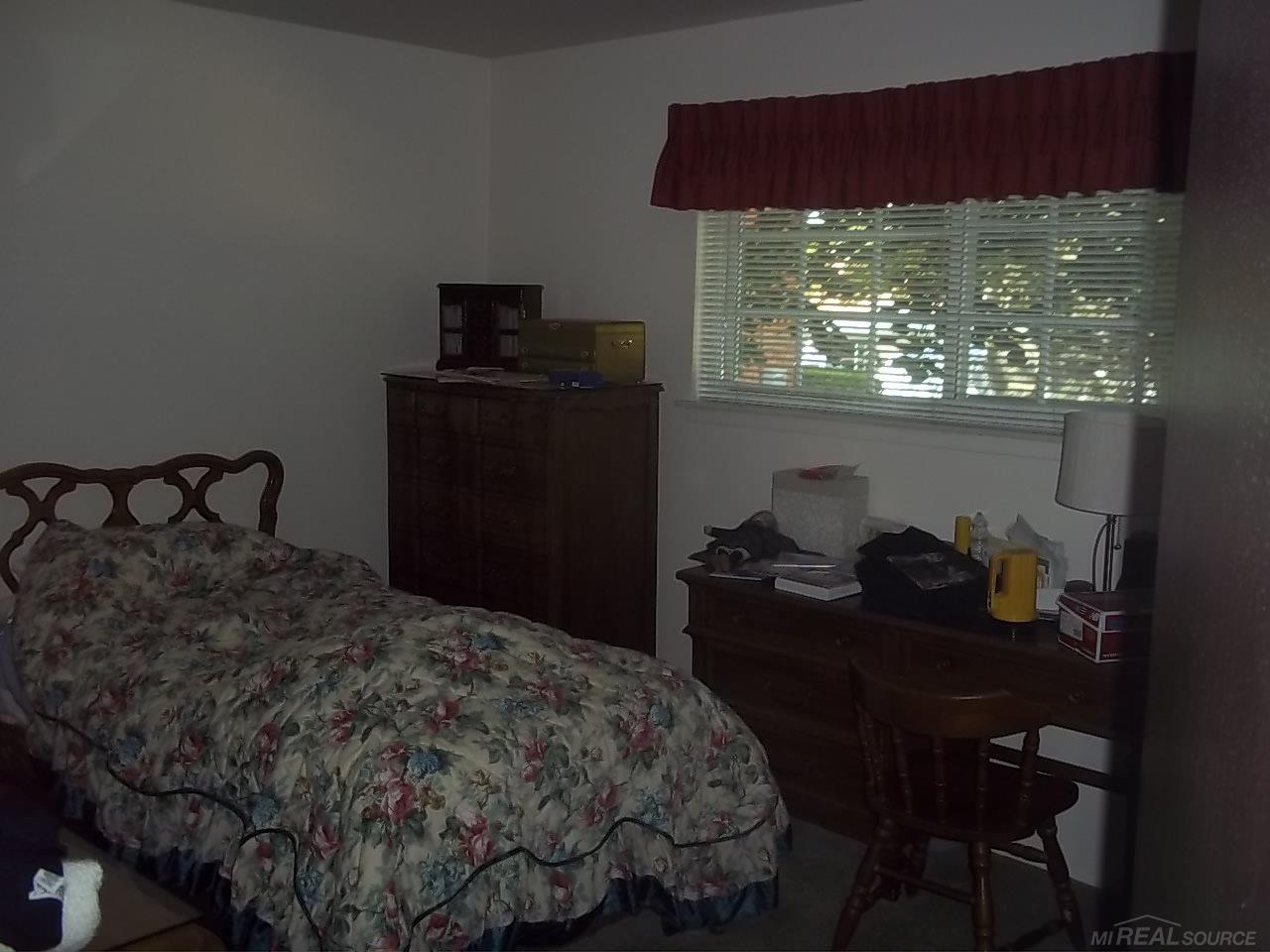 12065 Ina Sterling Heights, MI 48312 - Photo 7 of 12 31322117-6.JPG