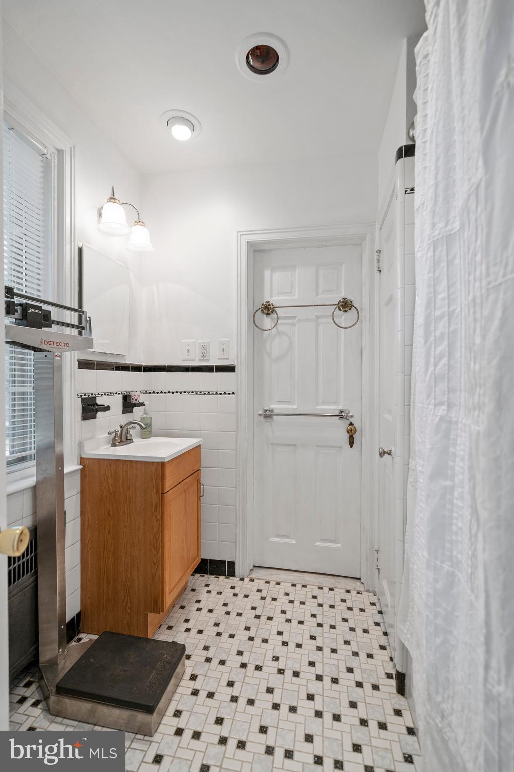 1421 Edgevale Road Wynnewood, PA 19096 - Photo 24 of 41 Jack & Jill Bath