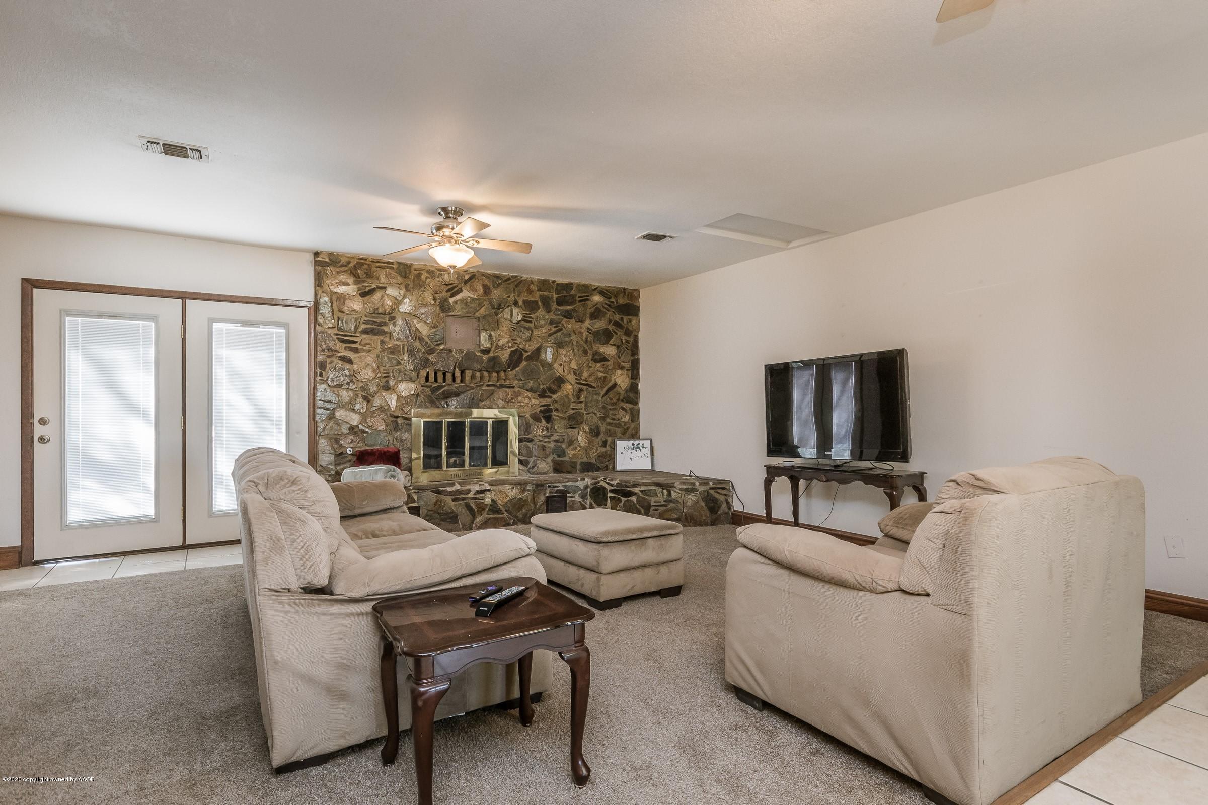 2818 Porter Drive Amarillo, TX 79110 - Photo 4 of 24 a living room with furniture and a flat screen tv