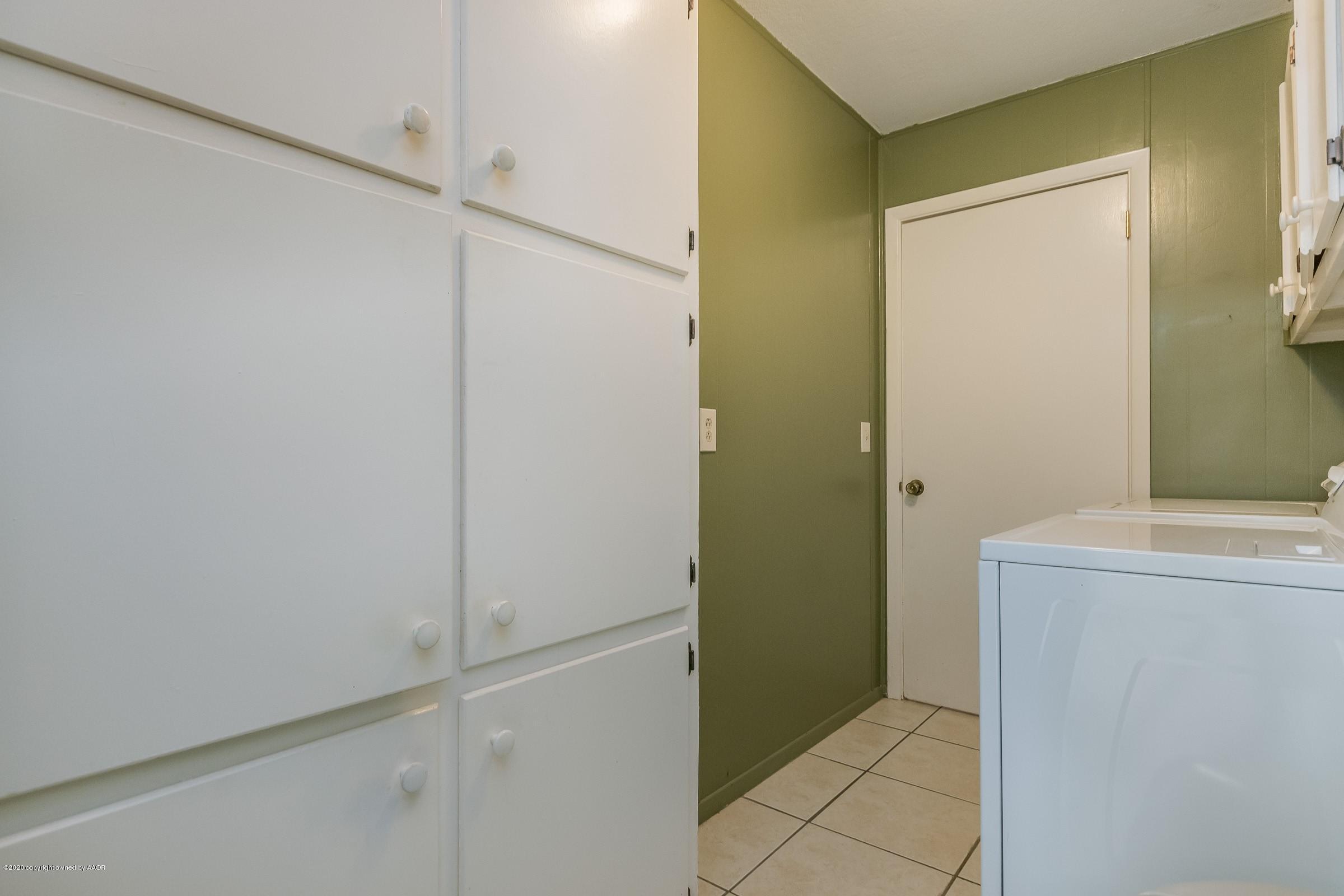 2818 Porter Drive Amarillo, TX 79110 - Photo 10 of 24 a bathroom with a shower and a sink