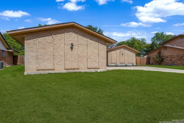 a view of a house with backyard