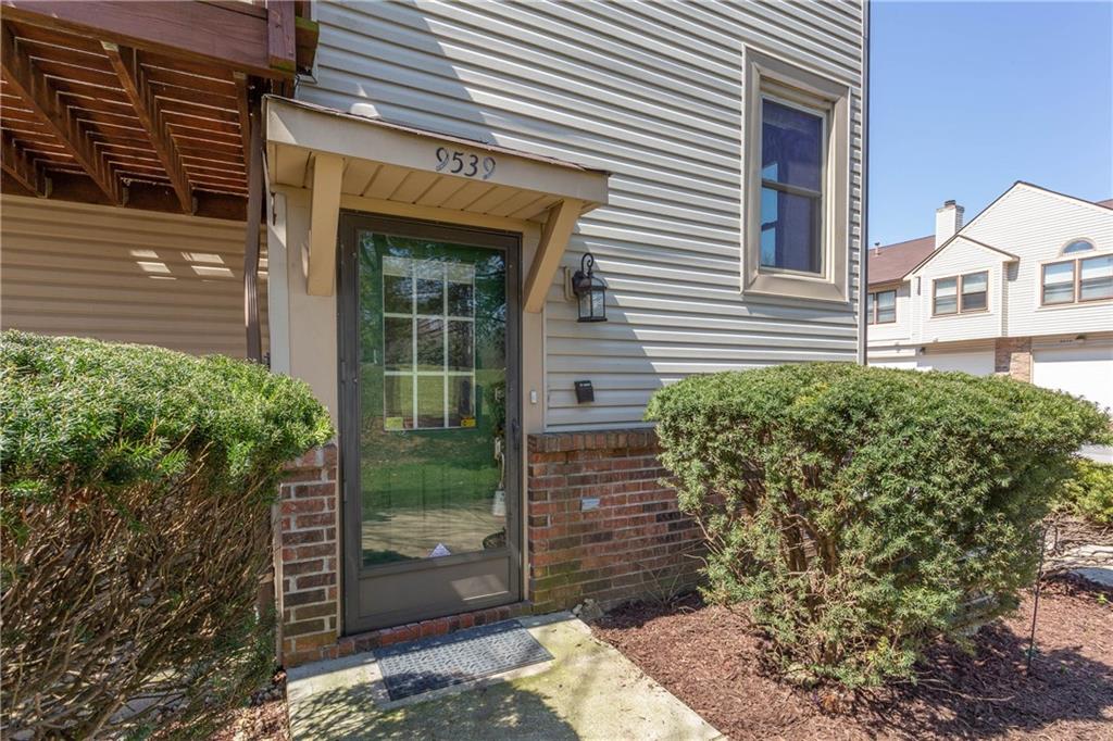 9539 Maple Way Indianapolis, IN 46268 - Photo 2 of 24