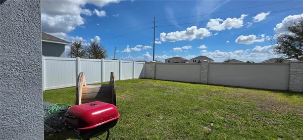 a view of a backyard