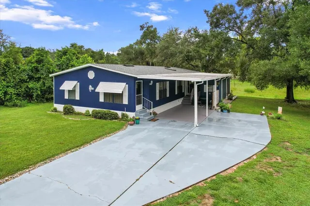 a view of a house with a yard