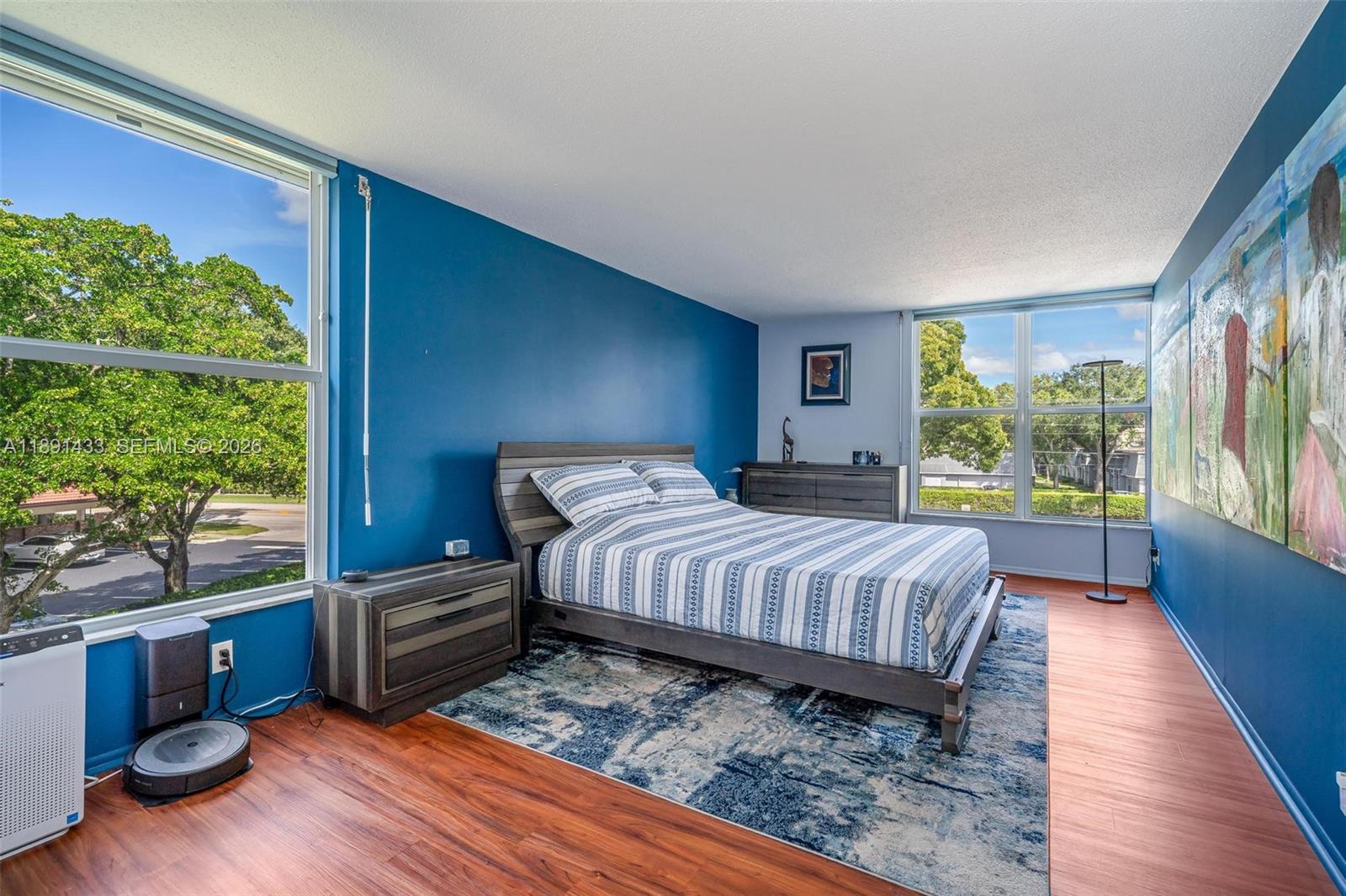 Spacious Principle bedroom with 2 closets and en-suite