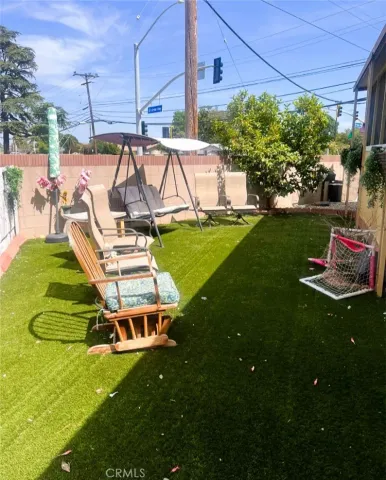 a view of a house with backyard