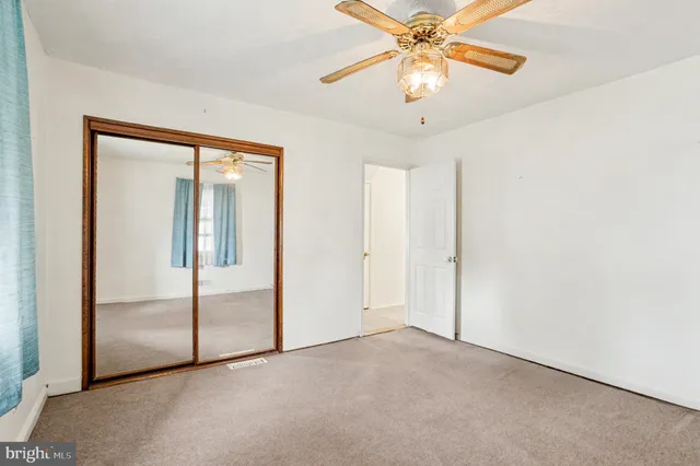 a view of empty room with window