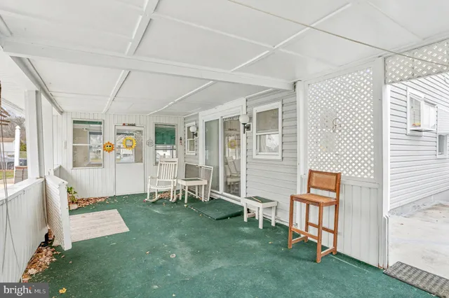 a view of livingroom with furniture and windows