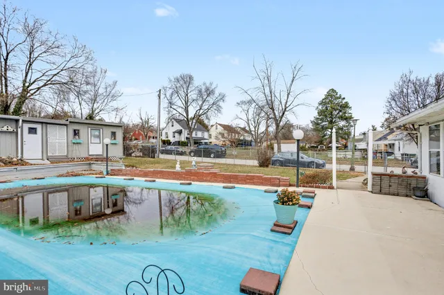 a view of an house with swimming pool and yard