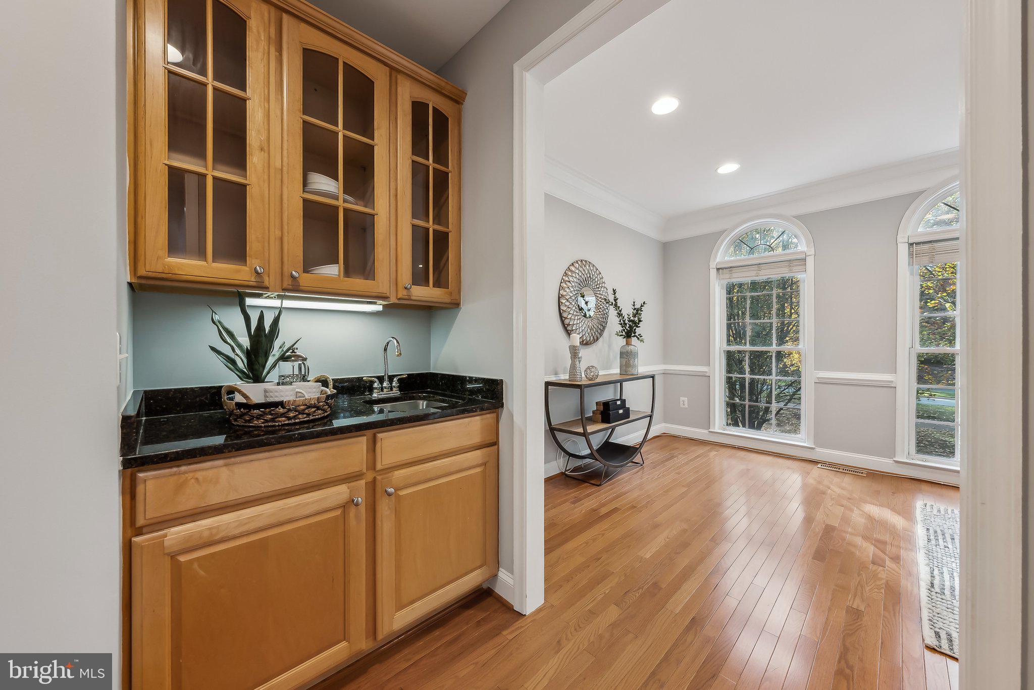 4237 Upper Park Drive Fairfax, VA 22030 - Photo 8 of 28 Butlers pantry