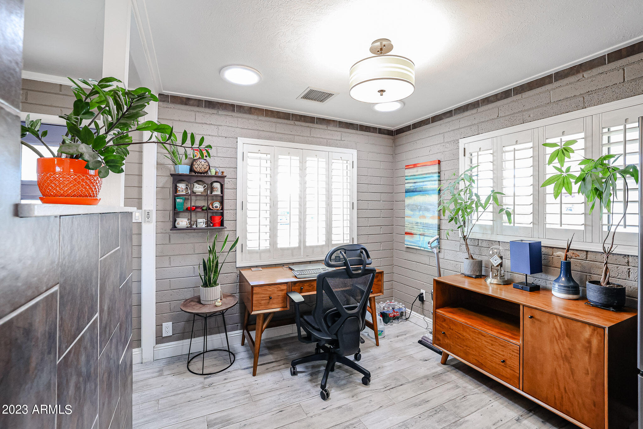 2116 West Piccadilly Road Phoenix, AZ 85015 - Photo 2 of 9 Office Nook
