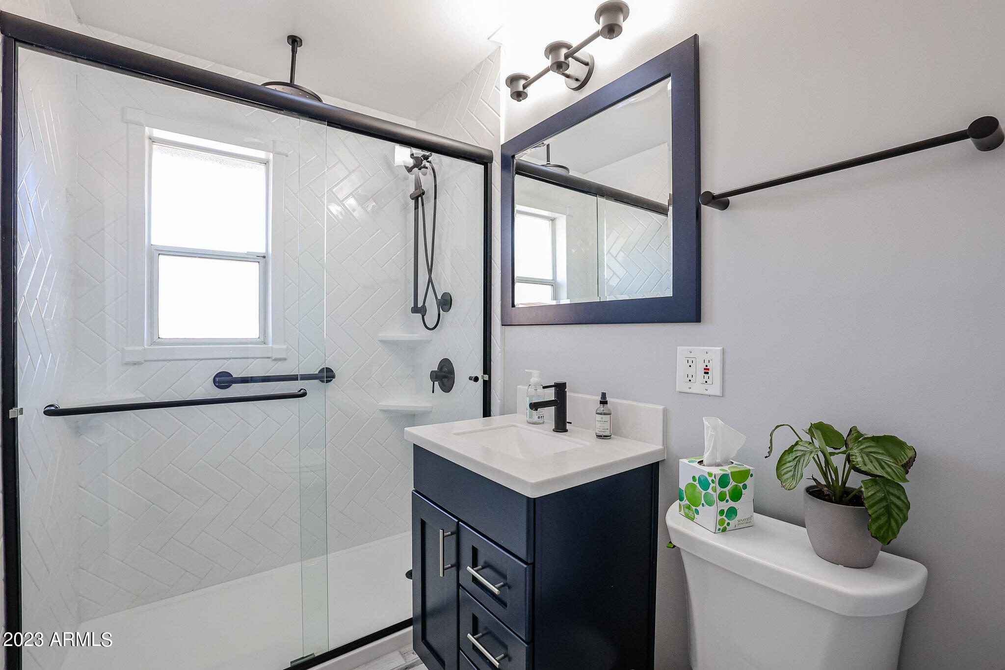 2116 West Piccadilly Road Phoenix, AZ 85015 - Photo 3 of 9 Bathroom