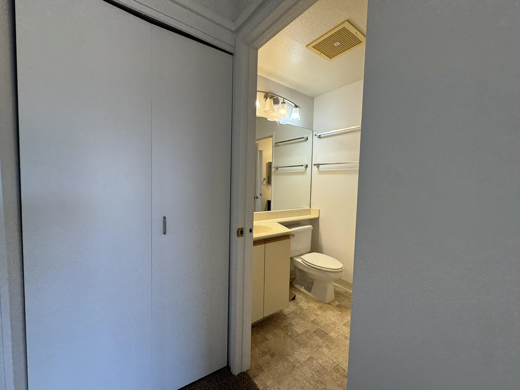 140 Uwapo Road, Unit 56204 Kihei, HI 96753 - Photo 14 of 40 a bathroom with a toilet