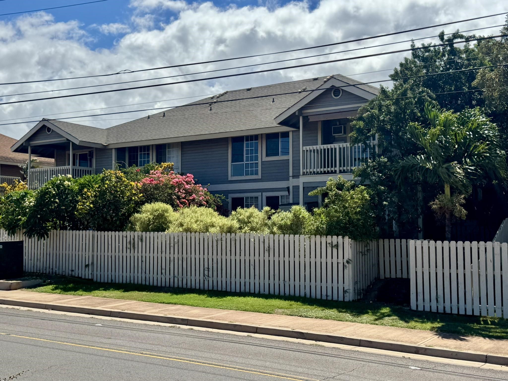 140 Uwapo Road, Unit 56204 Kihei, HI 96753 - Photo 31 of 40 a view of a house with a small yard and wooden fence