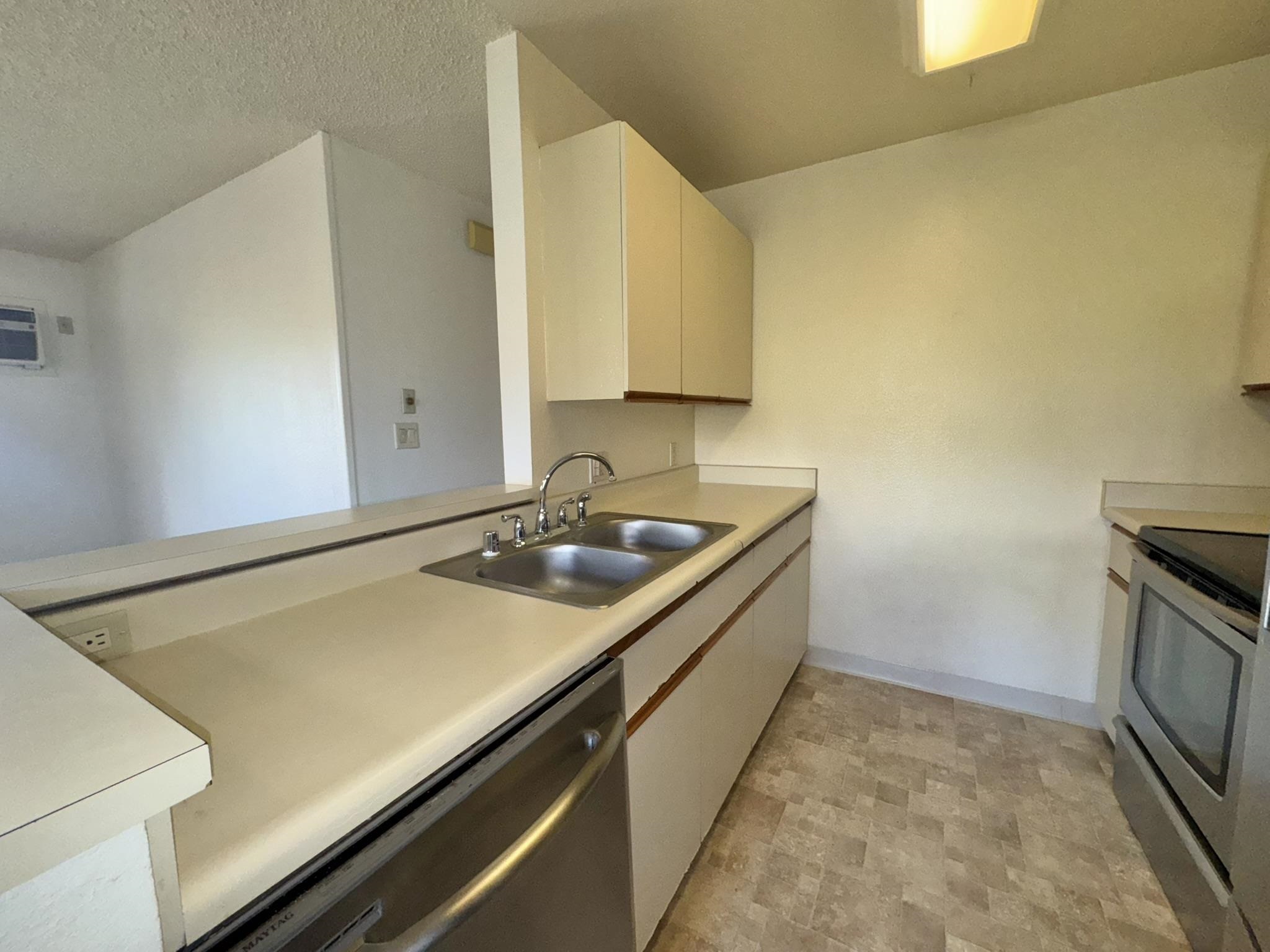 140 Uwapo Road, Unit 56204 Kihei, HI 96753 - Photo 6 of 40 a bathroom with a sink and a washing machine