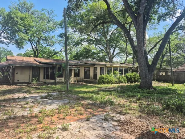 $58,000 | 404 Svoboda Street, Yoakum, TX 77995