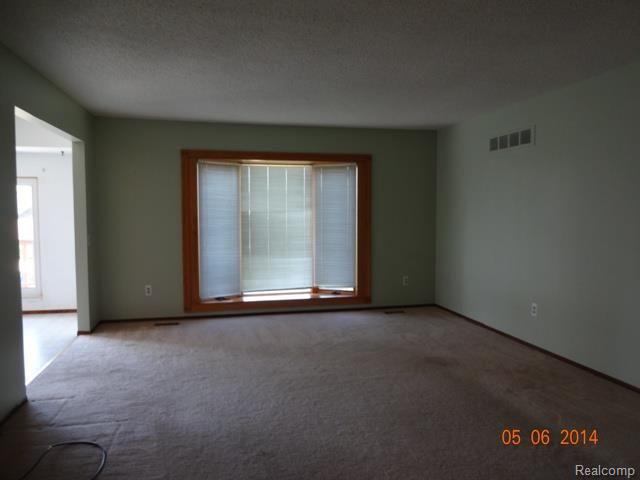 71 Foxboro Drive Rochester, MI 48309 - Photo 10 of 16 DSC03941.jpg