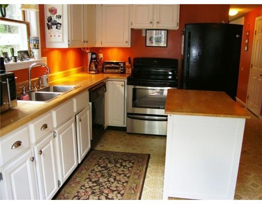 84 White House Crossing Road Topsham, ME 04086 - Photo 5 of 16 Kitchen.
