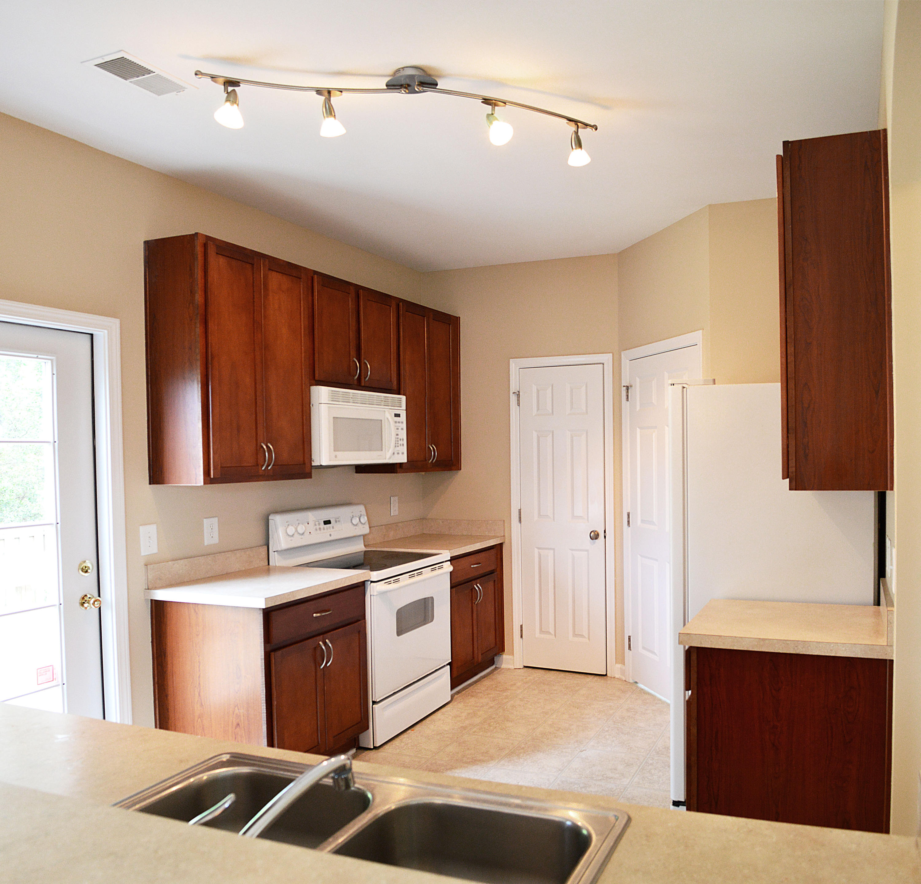 214 Summer View Road Summerville, SC 29486 - Photo 4 of 11 Kitchen_1