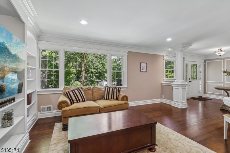 27 Burlington Road Berkeley Heights, NJ 07974 - Photo 3 of 37