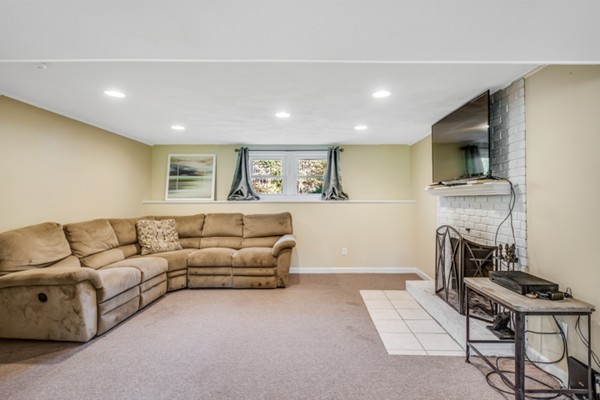 19 Ranlett Lane Billerica, MA 01821 - Photo 17 of 23 Gallery Image 17