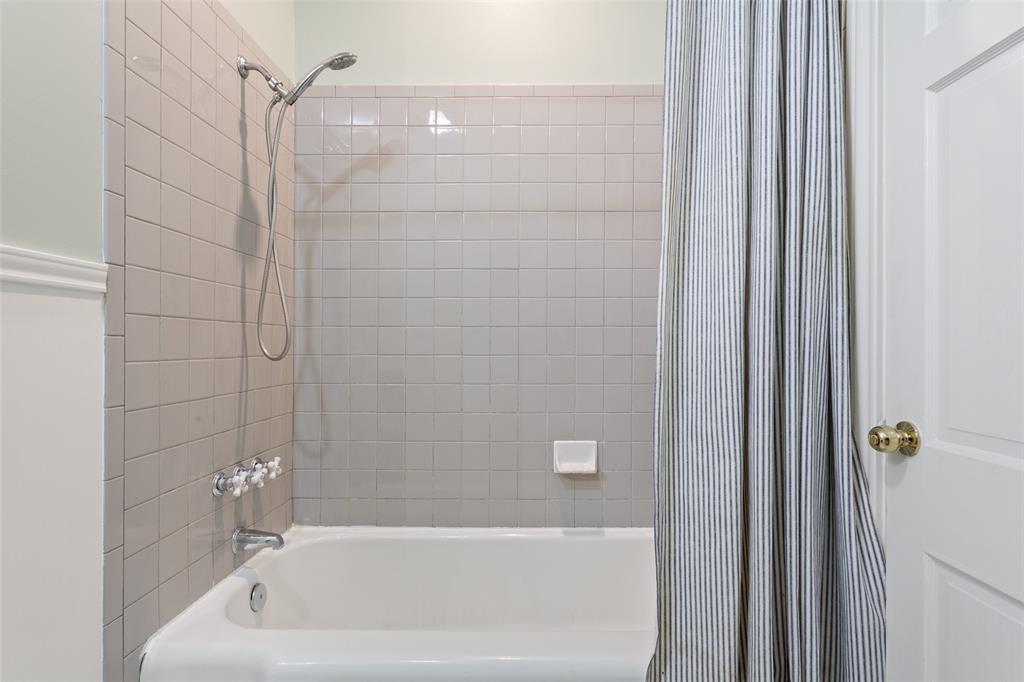 2600 Maple Avenue Waco, TX 76707 - Photo 18 of 28 a bathroom with a bathtub