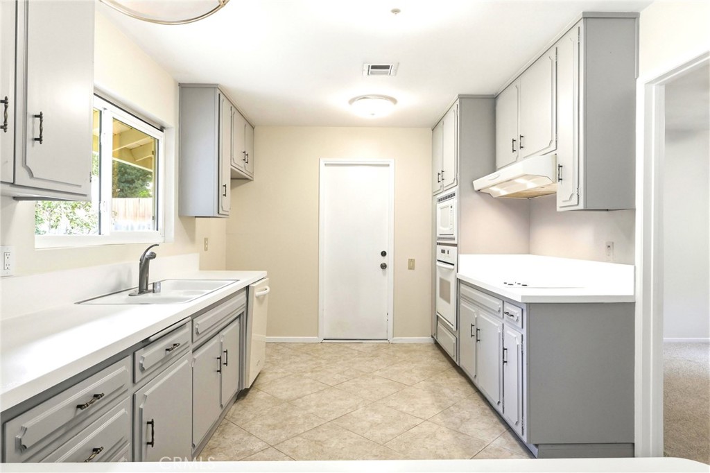 2145 Fairview Avenue Riverside, CA 92506 - Photo 10 of 35 a spacious bathroom with a granite countertop sink mirror and a bathtub