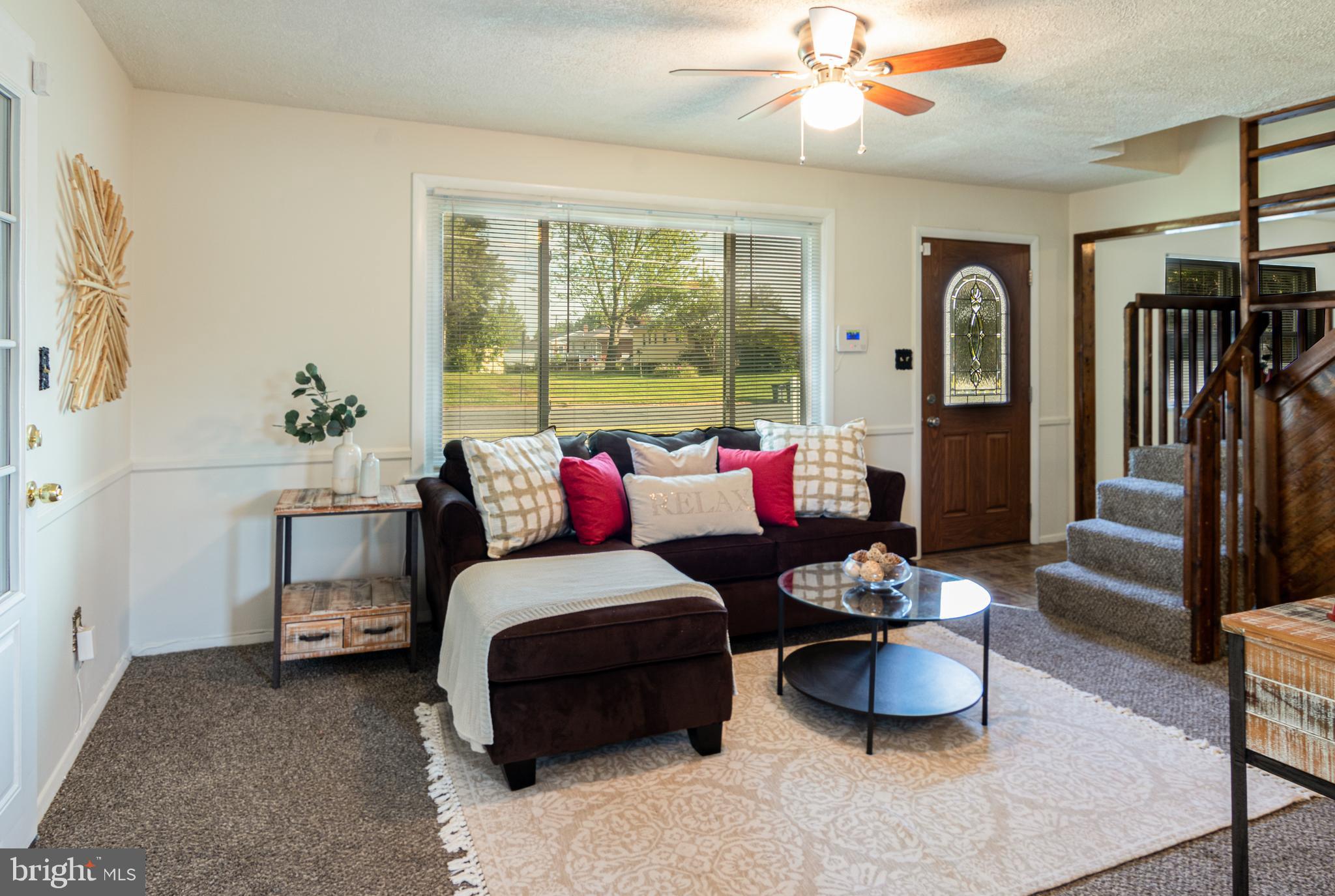 200 Tor Bryan Road Fort Washington, MD 20744 - Photo 6 of 25 Invite Guests in Beautiful Living Room