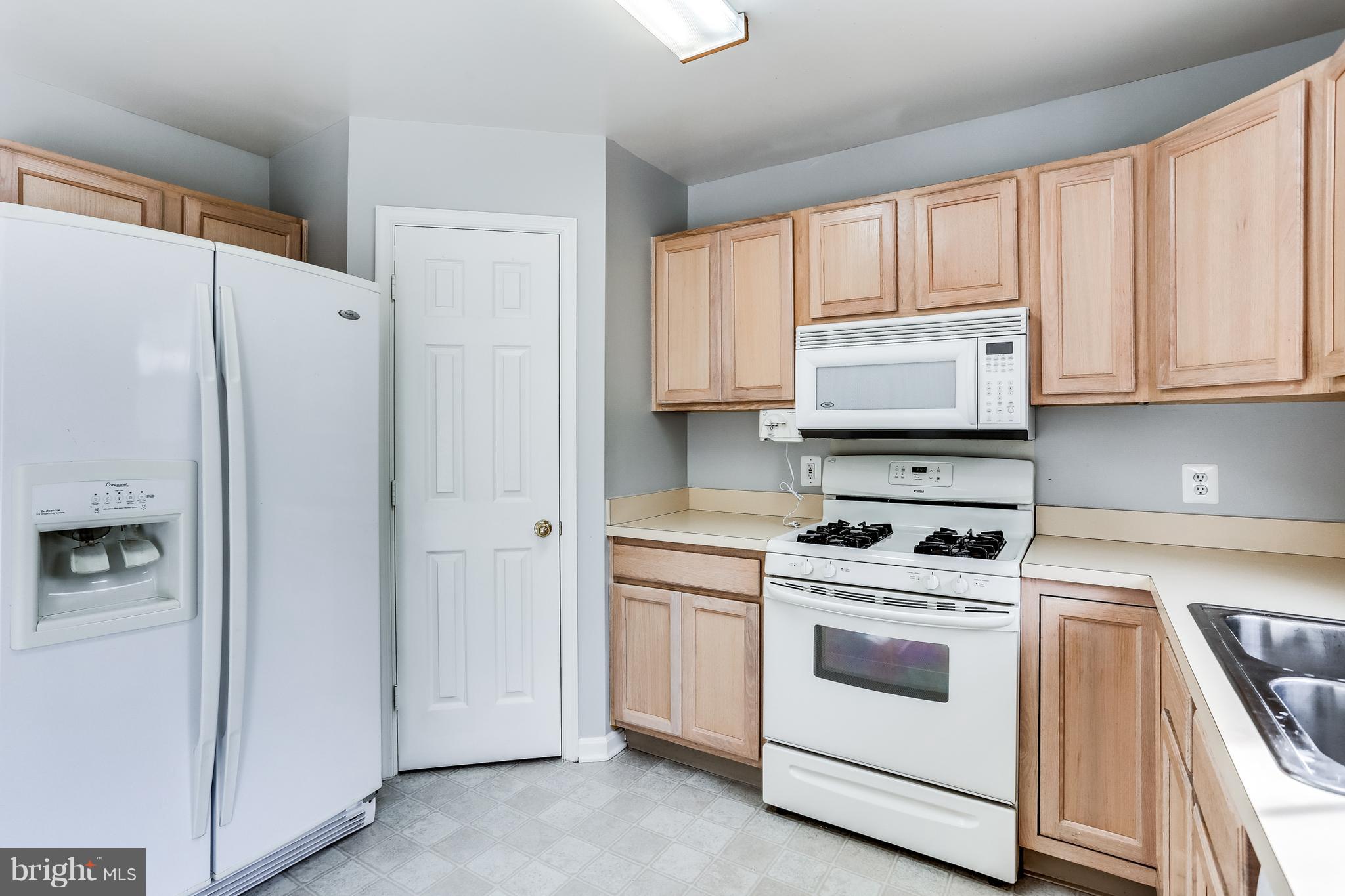 6514 Ridgeborne Drive Baltimore, MD 21237 - Photo 8 of 31 Bright Kitchen