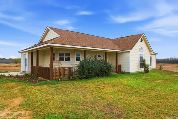 a view of a house with backyard and garden