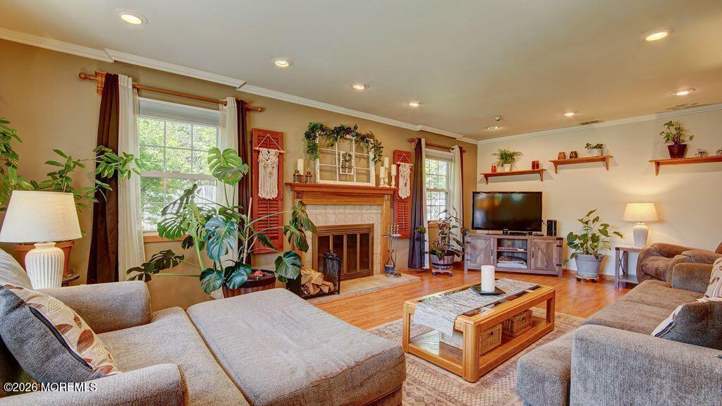 8 Darby Road Marlboro, NJ 07746 - Photo 4 of 26 8 Darby Living room