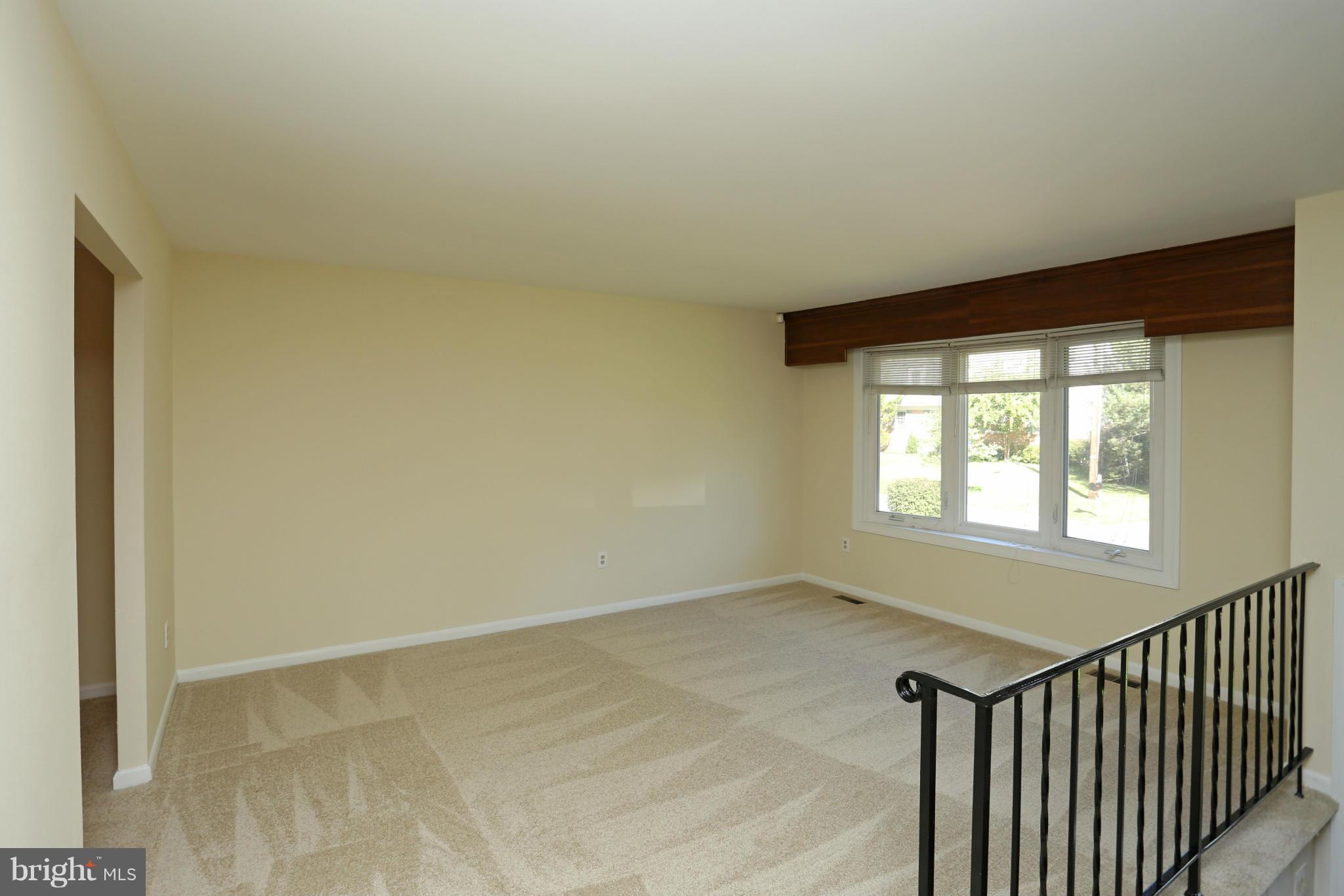 6223 Roblynn Road Laurel, MD 20707 - Photo 10 of 30 Living Room