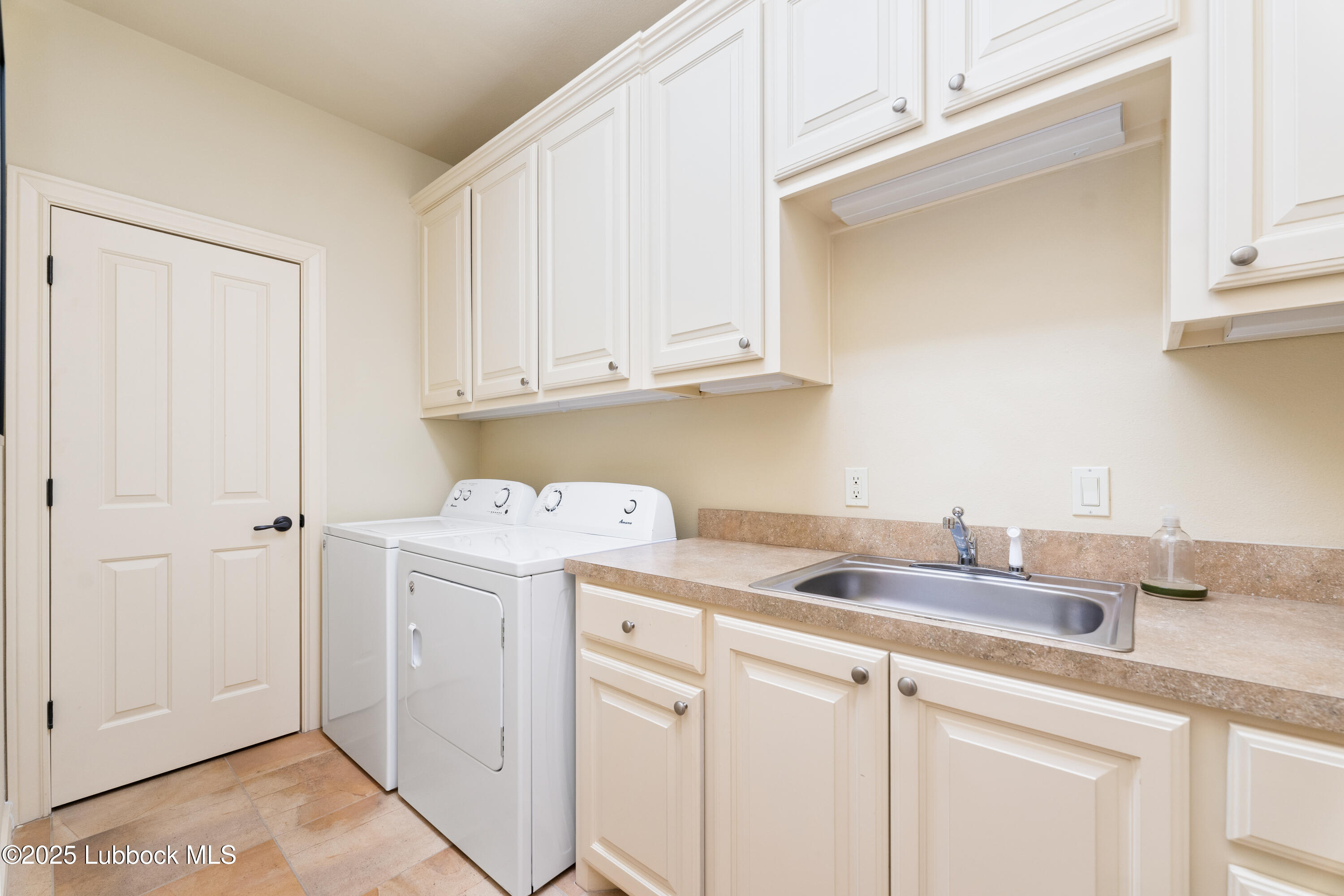 4501 19th Street, Unit 7 Lubbock, TX 79407 - Photo 29 of 30 a utility room with dryer and washer