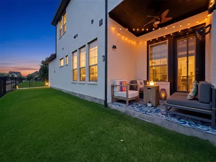 a view of an house with backyard and porch