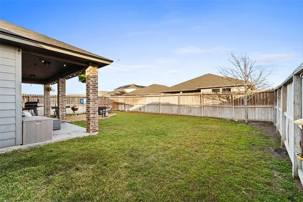 a view of a backyard