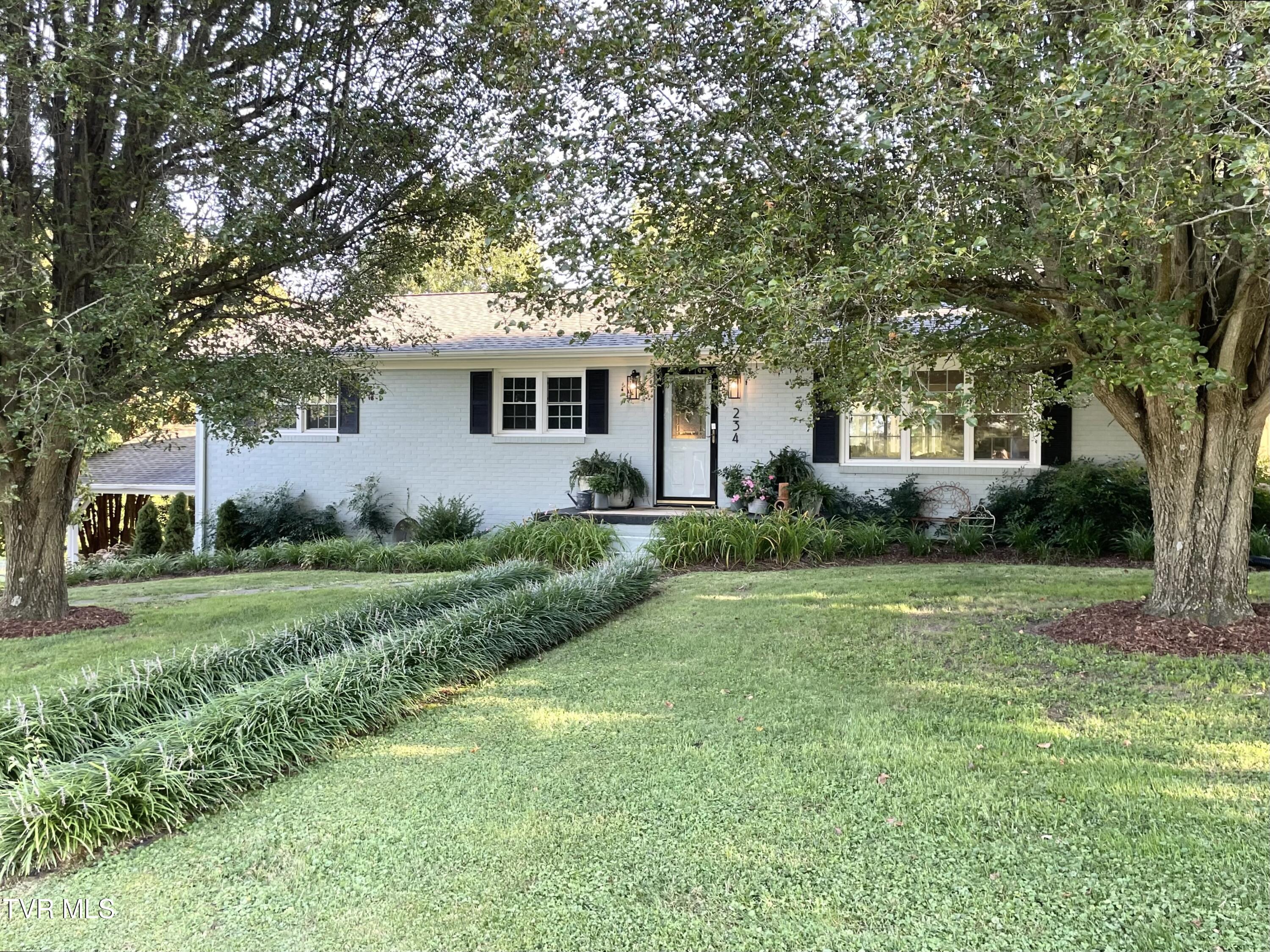 234 Chester Hill Road Bristol, VA 24201 - Photo 4 of 53 IMG_7104 2