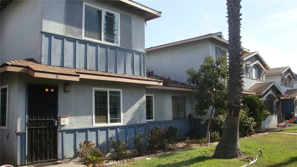 a view of a house with yard and plants
