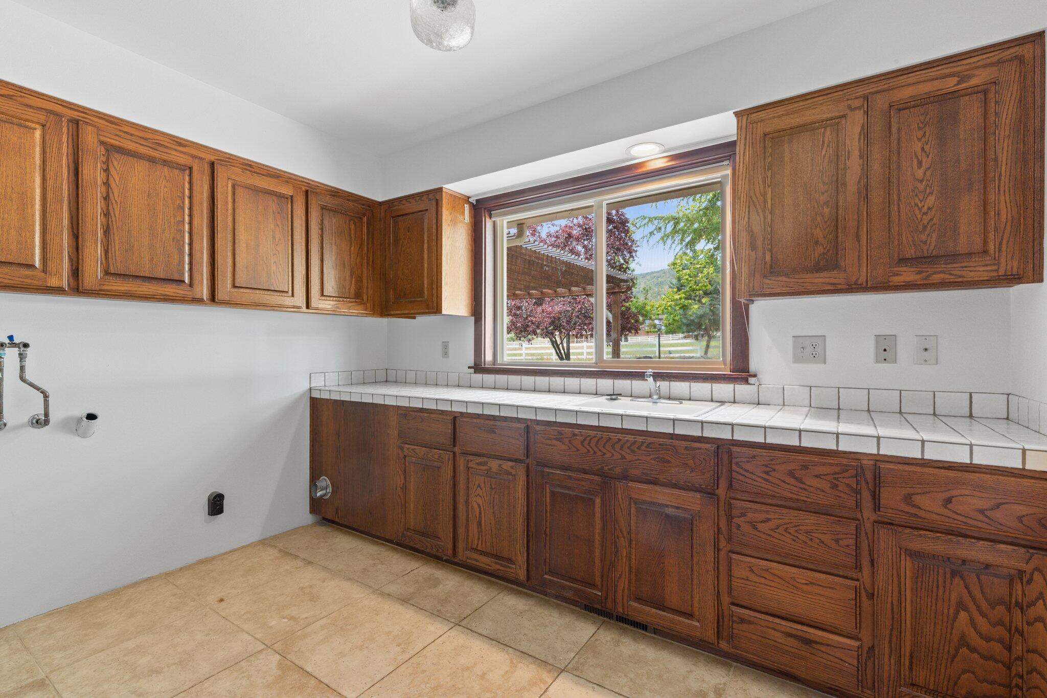 3703 Livingston Road Medford, OR 97502 - Photo 17 of 28 Laundry room