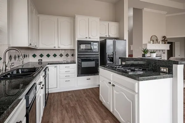 $3,200 | 7712 Lakecrest Circle, Irving, TX 75063