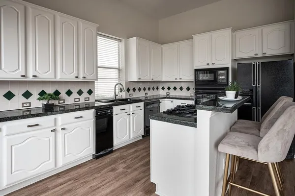 $3,200 | 7712 Lakecrest Circle, Irving, TX 75063