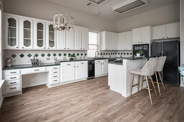 $3,200 | 7712 Lakecrest Circle, Irving, TX 75063