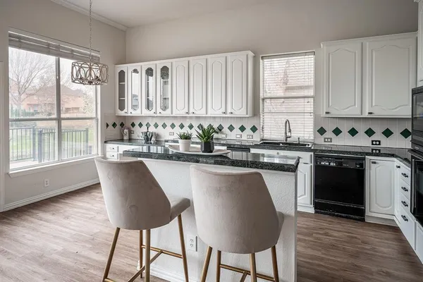 $3,200 | 7712 Lakecrest Circle, Irving, TX 75063