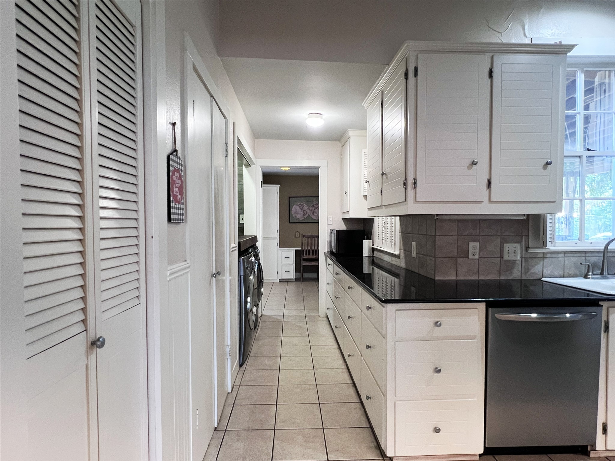606 Sycamore Street Brenham, TX 77833 - Photo 14 of 27 a kitchen with stainless steel appliances granite countertop a stove a sink and a refrigerator