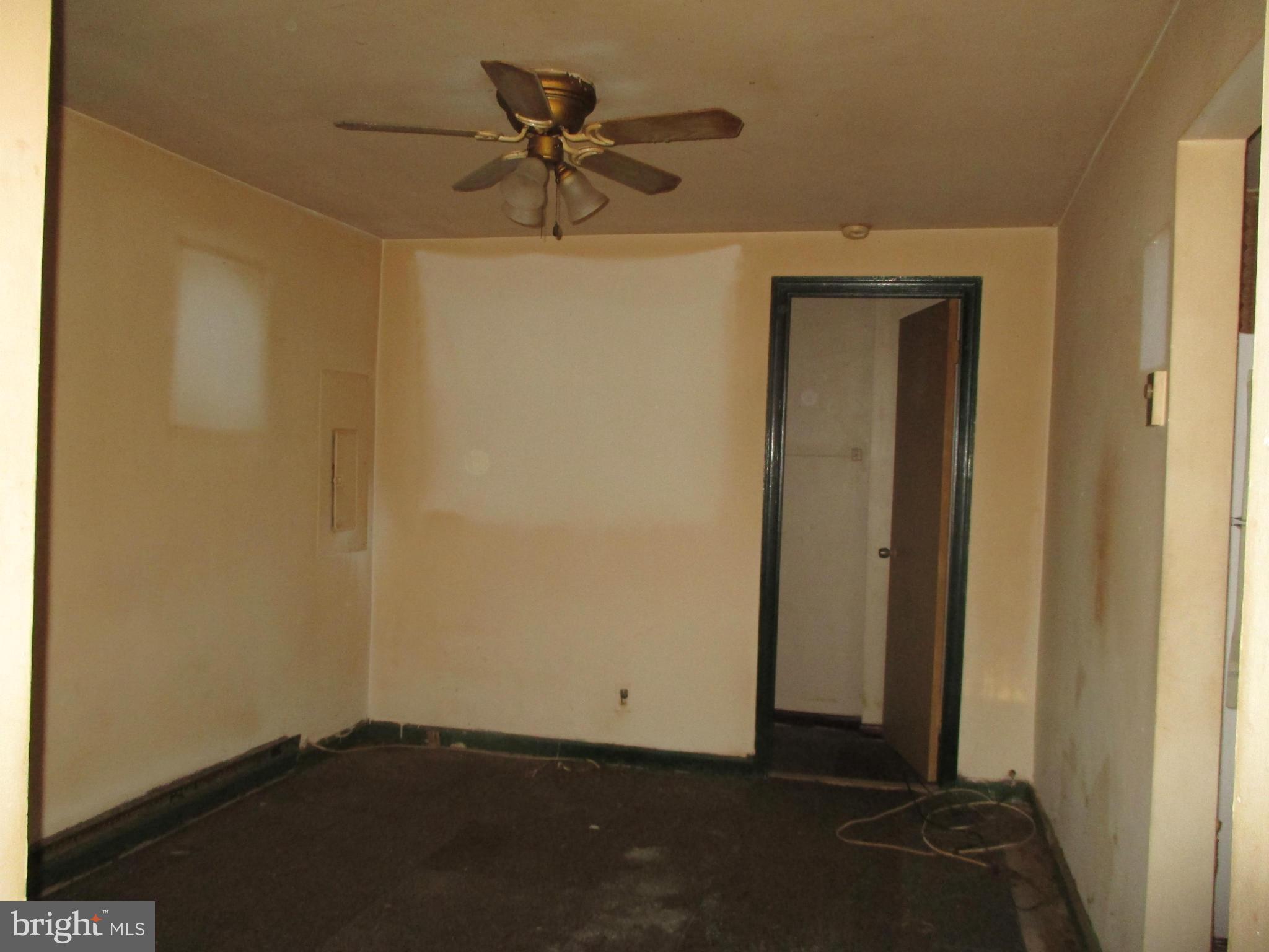 4222 Shoreham Beach Road Edgewater, MD 21037 - Photo 10 of 14 Living Room