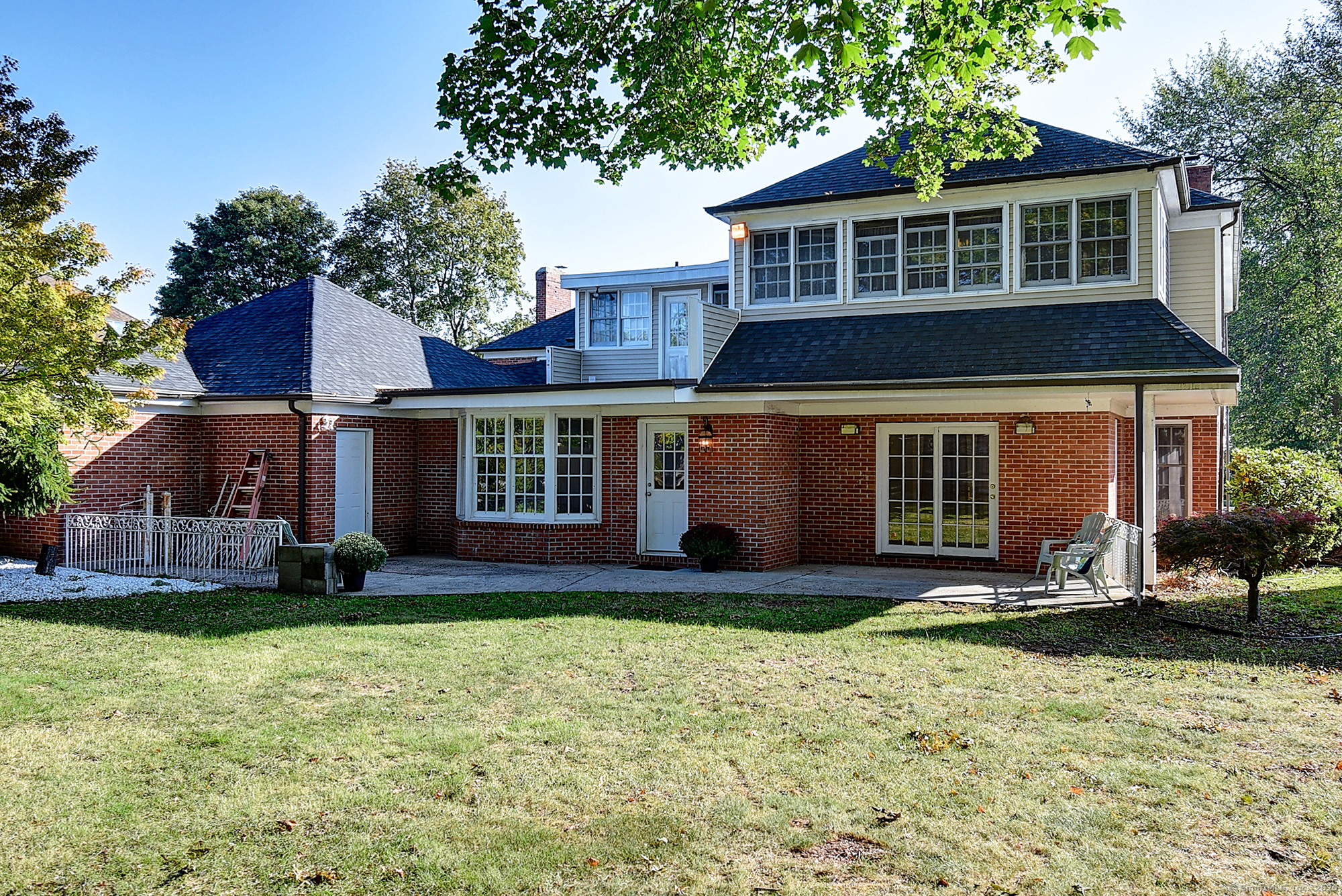 615 Ridge Road Wethersfield, CT 06109 - Photo 25 of 40 a front view of a house with a yard